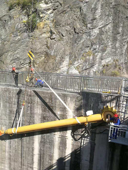 油缸拆卸現(xiàn)場